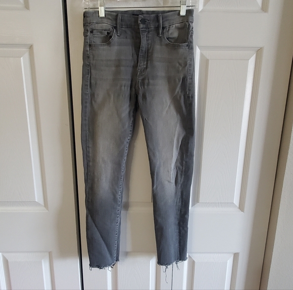 MOTHER Denim - MOTHER HIGH WAISTED LOOKER . SKINNY LEG. SZ 25. STRETCH GREY. RAW HEM.